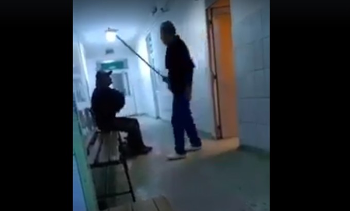 Bărbat gonit cu mătura şi târât pe holurile Spitalului Judeţean Reşiţa