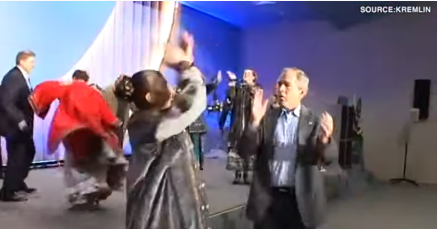 George W. Bush, dansând cu Putin în 2008. Imaginile, dezvăluite de Kremlin