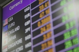 Leul își revine ușor în fața euro, dar pierde teren față de dolar