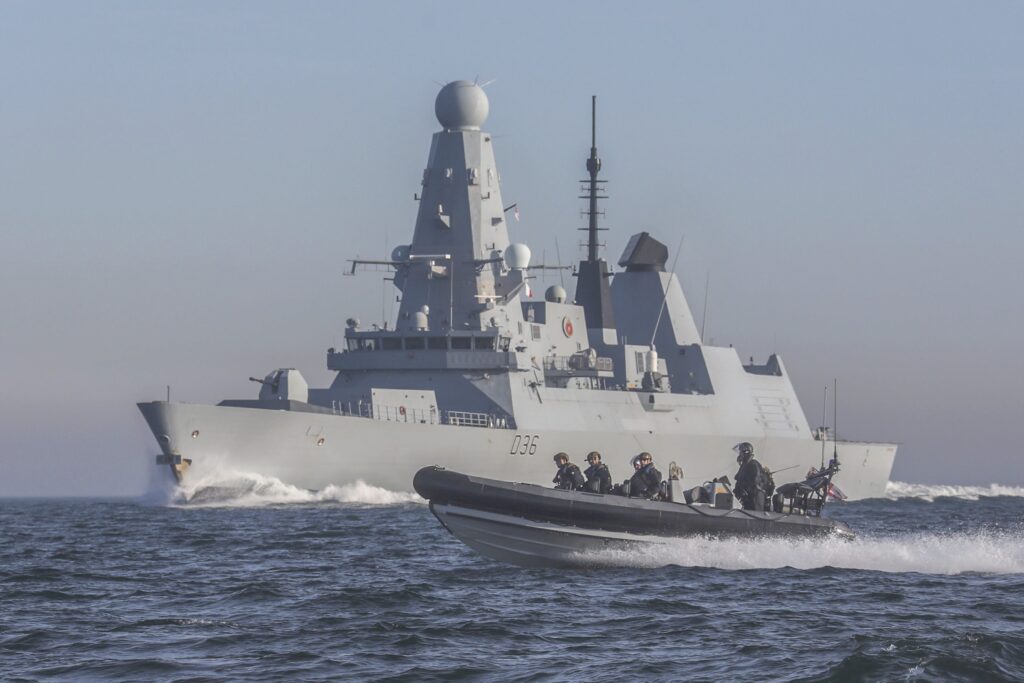 Un distrugător și o fregată vor proteja navele britanice care intră în Golful Persic