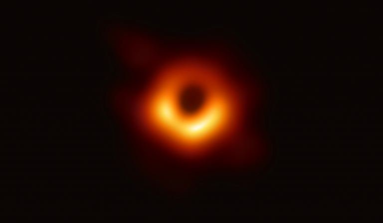 Astronomii au surprins o gaură neagră care a emis un jet atingând viteza luminii