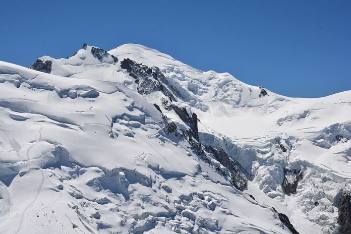 Avionul s-a ciocnit de Masivul Mont Blanc. Toate cele 117 persoane de la bord au murit