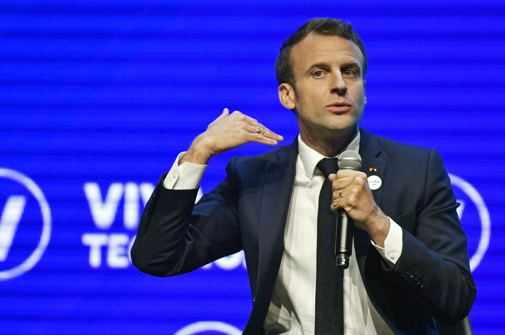 Macron s-a speriat: Nu mai izolează Bătrânii