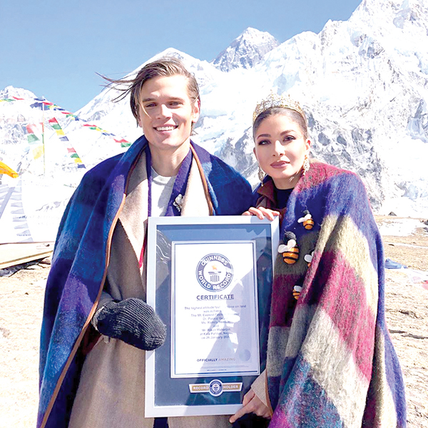 O vasluiancă topmodel a prezentat modă pe Everest și a intrat în Cartea Recordurilor