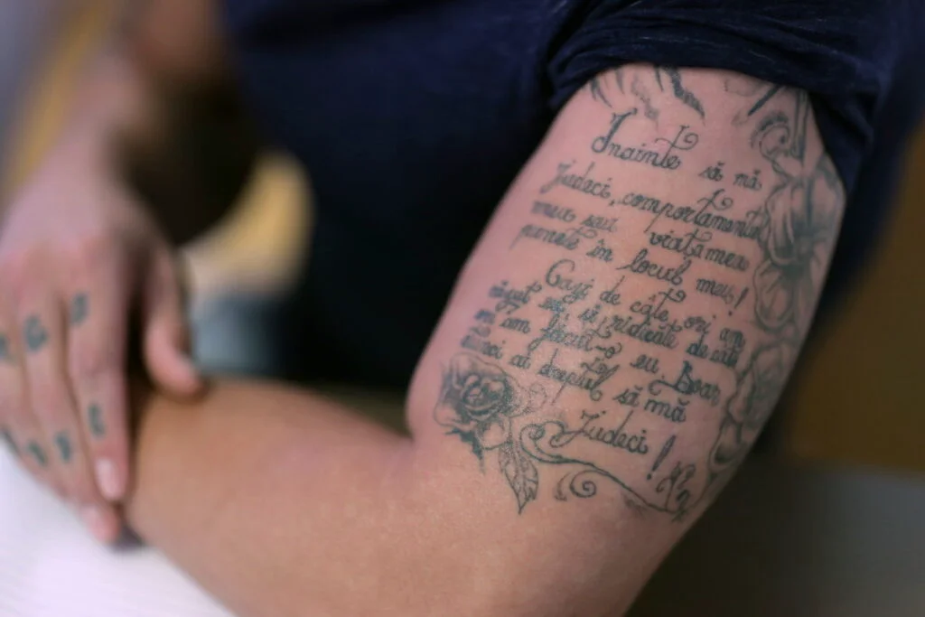 Tatuajele și machiajul permanent, interzise în UE