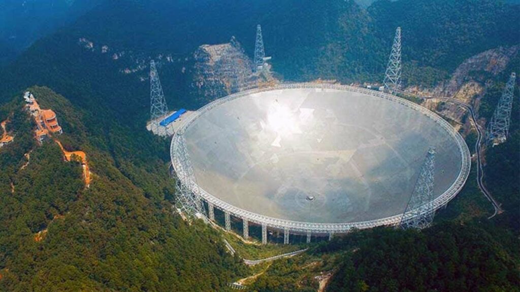 Chinezii caută extratereștrii. Cu un gigantic radiotelescop