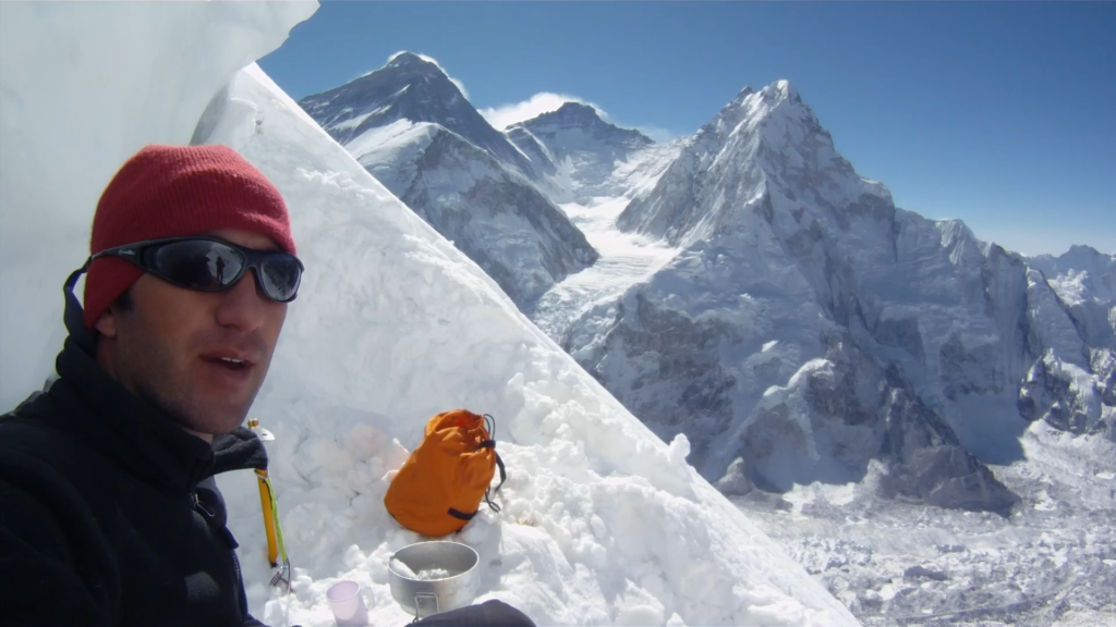 Viața intimă a celui mai performant alpinist român, în cinematografe