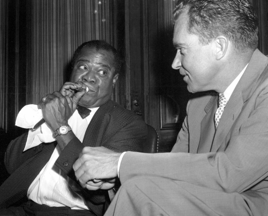 Cum l-a ajutat Richard Nixon pe Louis Armstrong să intre cu droguri în Statele Unite