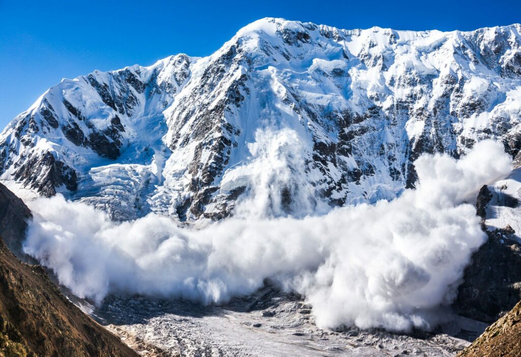 Avalanșă devastatoare la munte. Un local întreg a fost îngropat sub zăpadă
