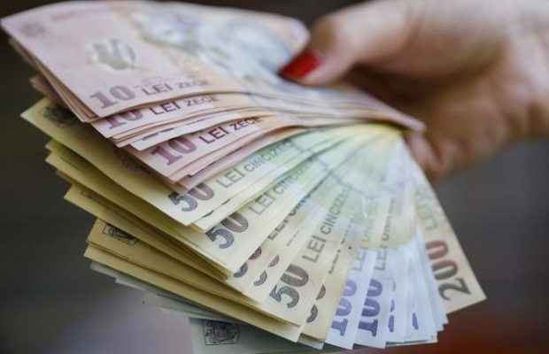 Un primar tipăreşte bani pentru localnici: „Pot fi folosiţi…”