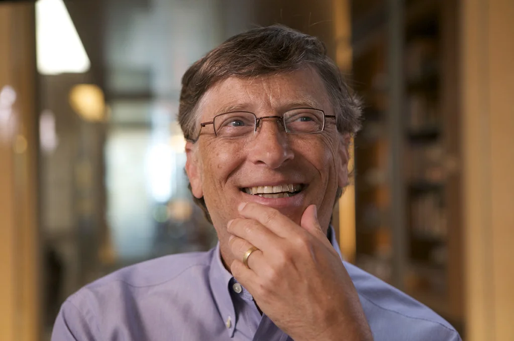De ce este Bill Gates omul momentului şi se comportă ca „regele” lumii?