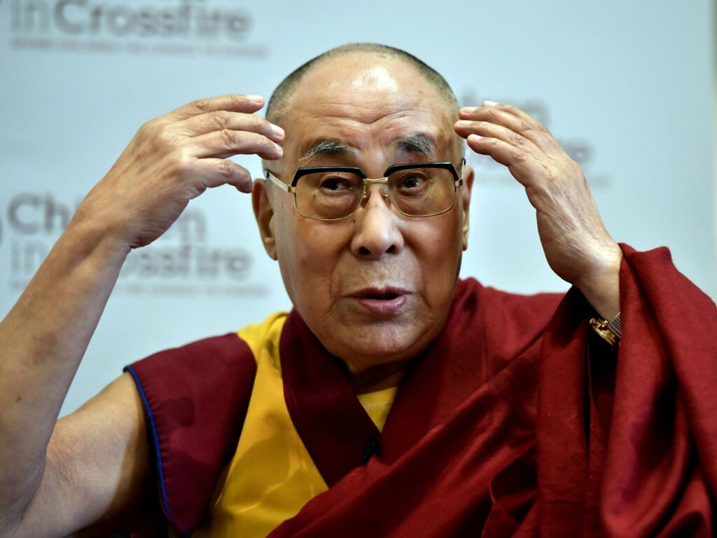 Prima declarație a lui Dalai Lama după ce a fost surprins în timp ce săruta un copil pe buze