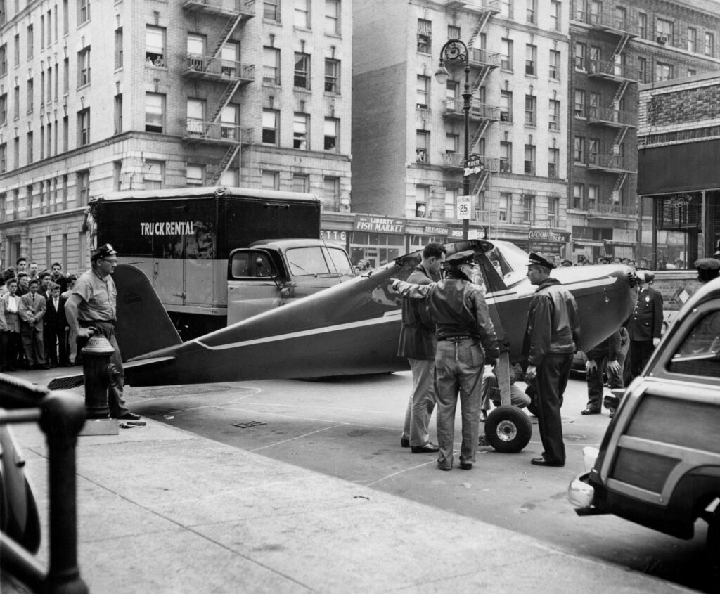 Mirobolanta poveste a pilotului care a aterizat în inima Manhattanului. A fost un pariu, bine! Era beat, OK! Dar de două ori?!