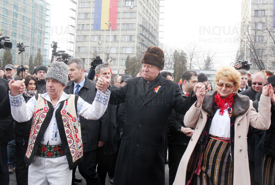 Iohannis și Orban se prind în Hora Unirii la Iași