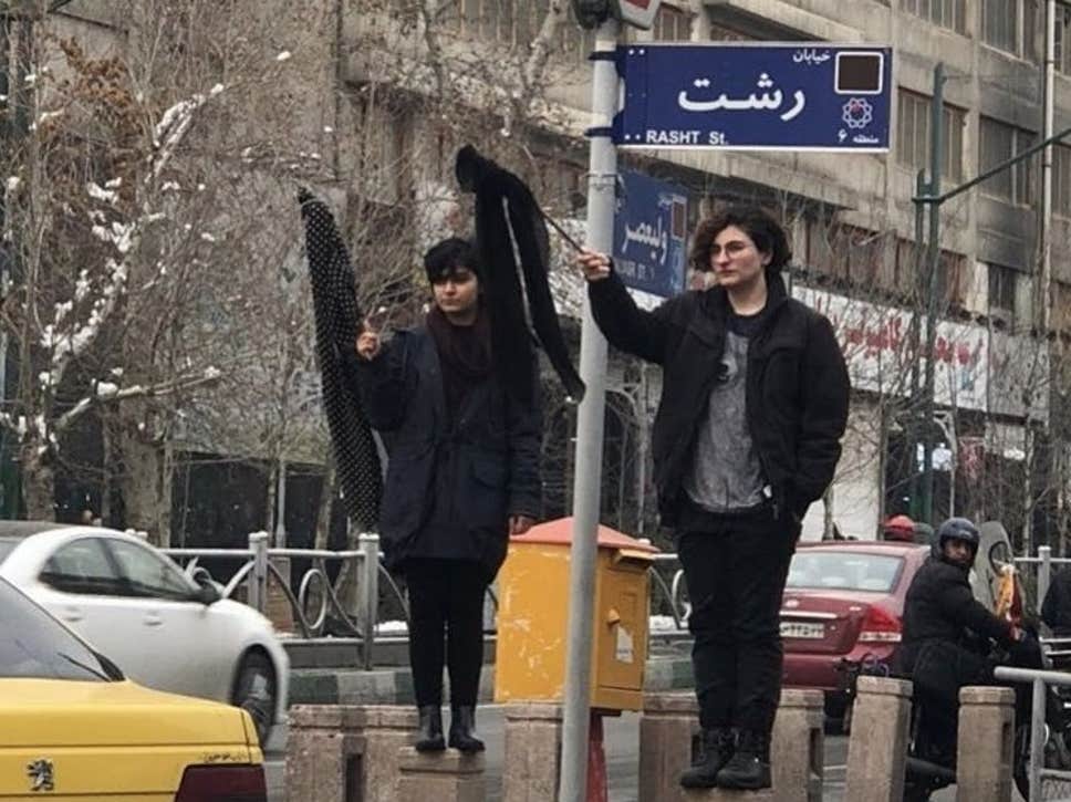 Cu riscul vieții, femeile iraniene sfidează Teocrația islamică. De ce tac feministele occidentale?
