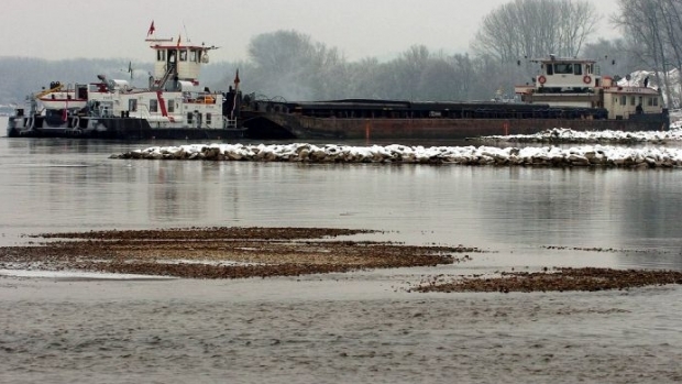 Dezastru pe Dunăre. Un vapor înmatriculat în România a blocat fluviul