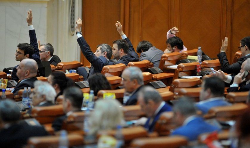 Mobilizare masivă în Parlament. „Obligaţia parlamentarilor este sa vină la muncă”