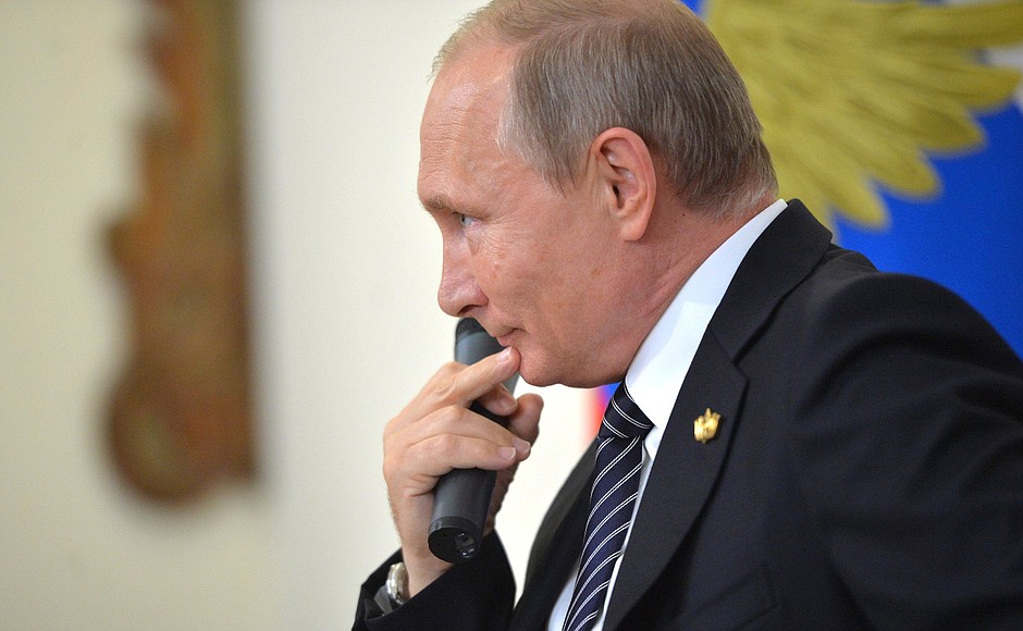 Putin, asaltat de o femeie: „Vă rog să-mi spuneţi dacă este posibil să trăieşti cu 10.800 de ruble pe lună” Video cu răspunsul în articol