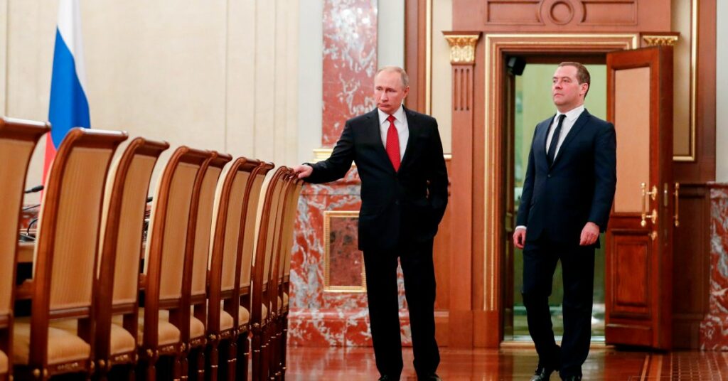 Circ la Kremlin: Numărul de jonglerie al lui Putin cu scaunele Puterii
