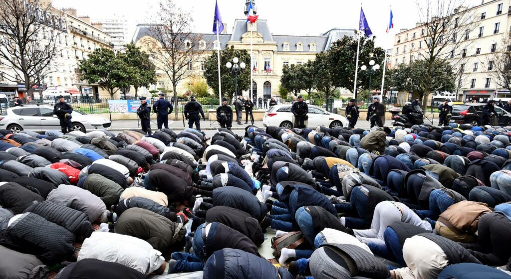Franța interzice rugăciunile pe stradă. Chemările la rugăciune prin megafon sunt permise