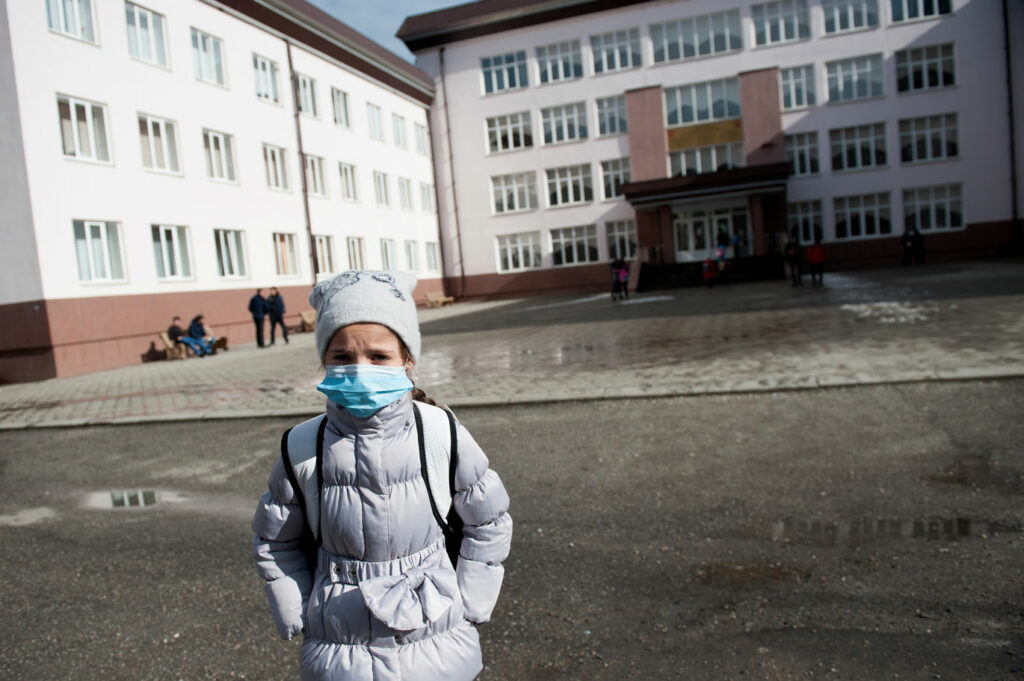 Gripa face ravagii în țară. Mii de elevi au fost afectați