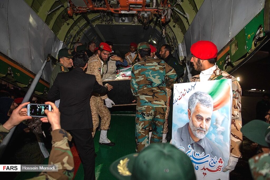 Sicriul cu rămășițele generalului Soleimani a ajuns în Iran. Scene incredibile. Foto în articol