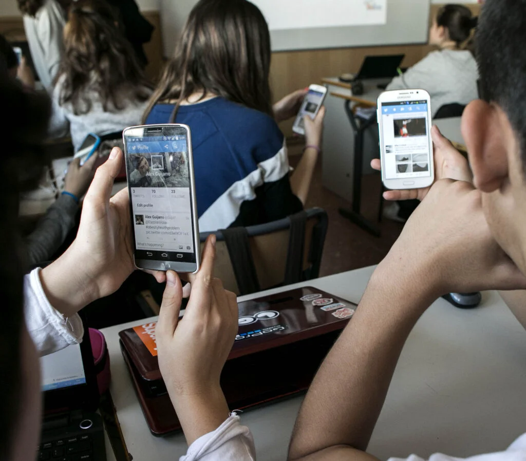 Marea Britanie vrea să interzică utilizarea telefoanelor mobile în școală: Sunt dăunătoare