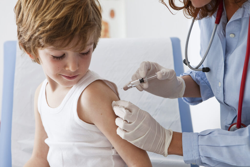 Vești de ultima oră despre vaccinarea copiilor. Rafila, apel către medici!