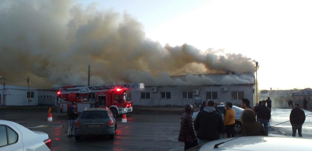 Incendiu devastator la o fabrică de confecții din Focșani. A ars în întregime