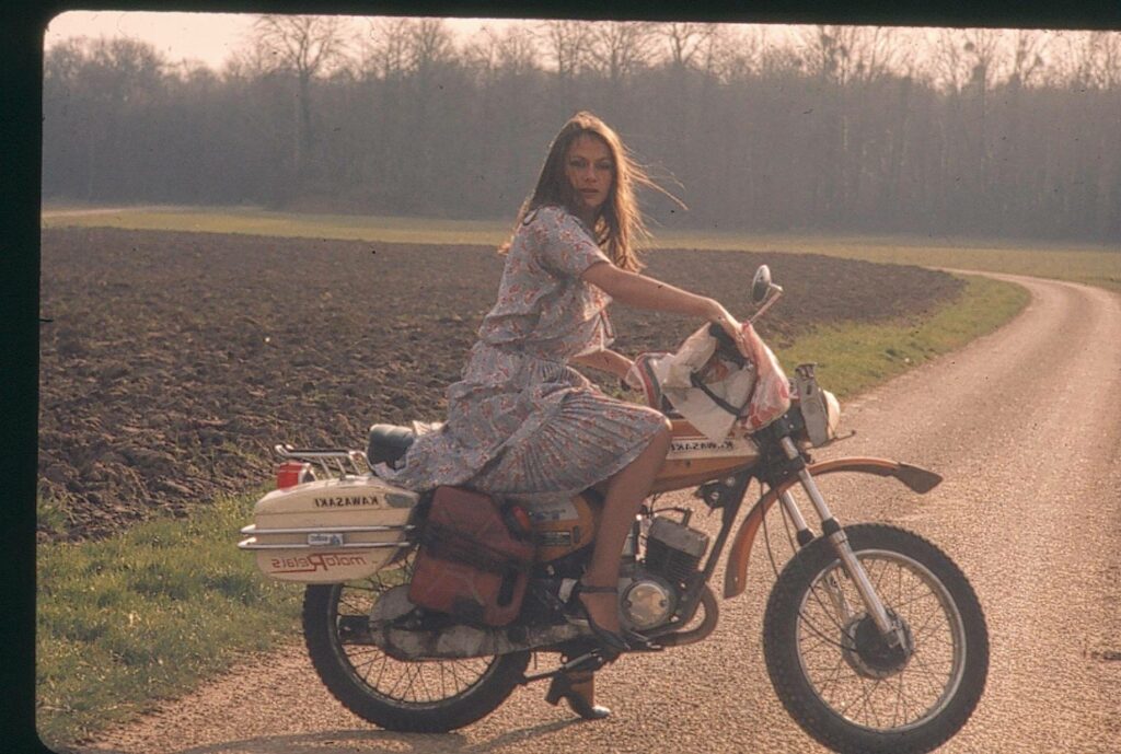 Povestea primei femei care a călătorit solo în jurul lumii, pe motocicletă