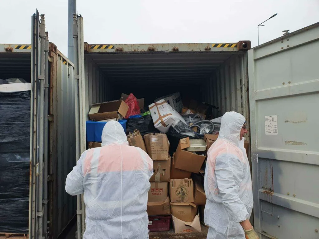 Exclusiv. Containere cu sute de tone de gunoaie, din Anglia, în portul Constanța!