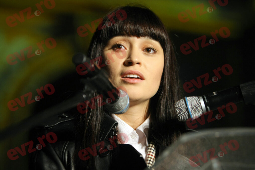Irina Rimes a sărbătorit ieșirea din izolare și a ajuns sub masă. Imaginea, fără dubii