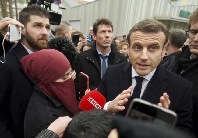 Fotografia care a scandalizat Franța: Sfidarea Islamului chiar sub nasul lui Macron