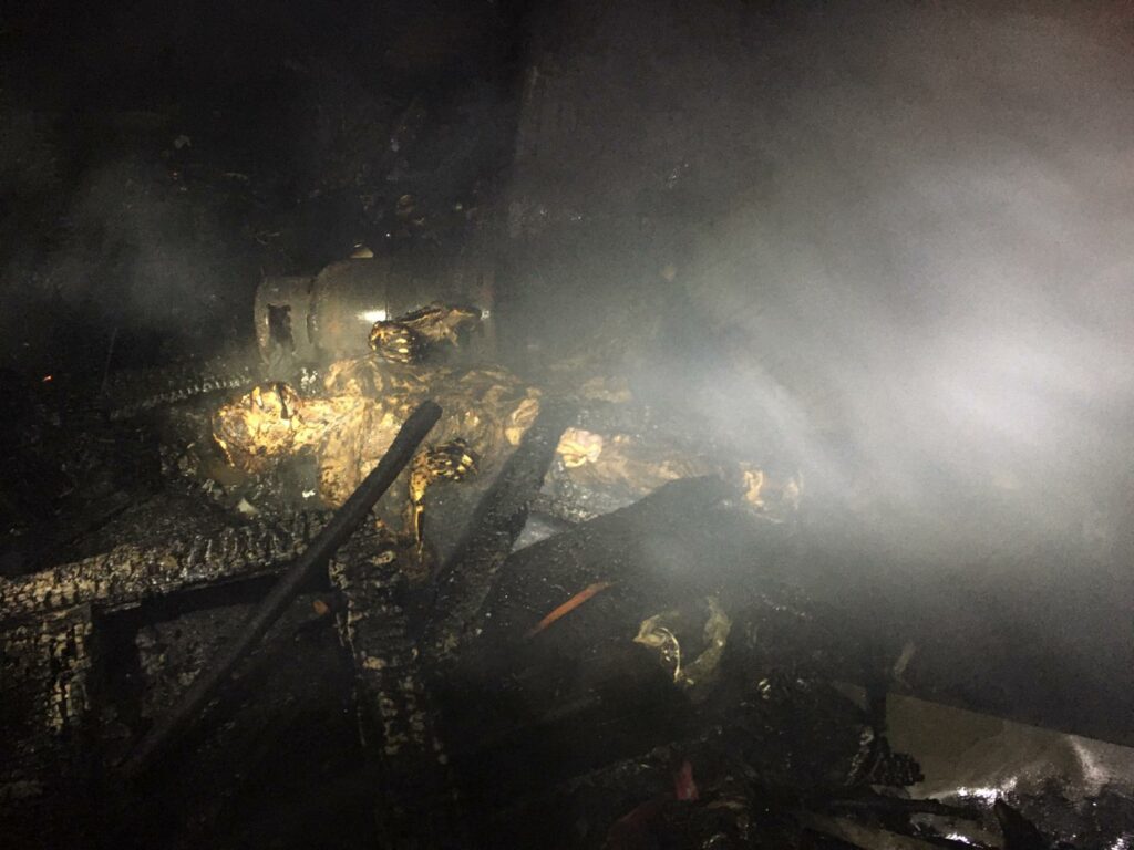 Cadavru descompus găsit de pompierii chemați să stingă un incendiu