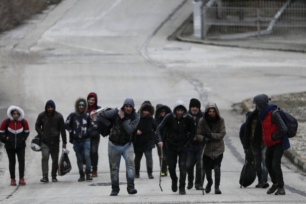 A început! Sute de refugiați zguduie frontierele Turciei și Greciei