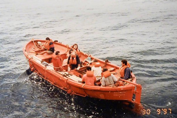 În căutarea vaporului pierdut cu barca de salvare în Golful Aden. Reporter de Cursă Lungă