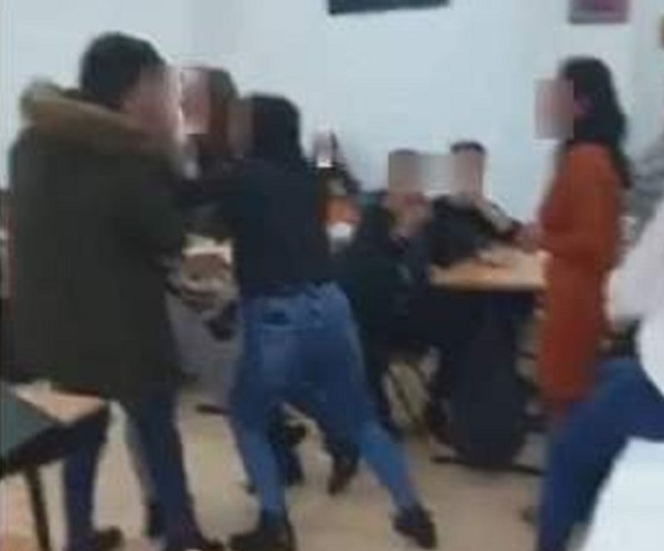 Bătaie între două fete de liceu. Imaginile au ajuns virale pe internet
