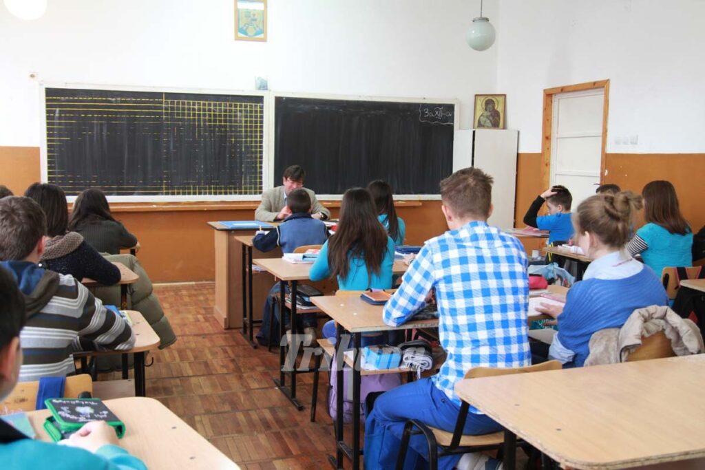 Atenție, părinți, se dau burse pentru elevi! Câți bani oferă statul român