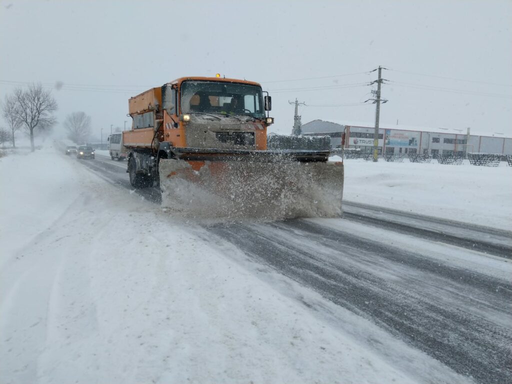 E prăpăd pe șoselele României! Au închis un Drum Național din cauza ninsorilor!