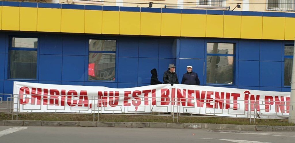 Mihai Chirică agită apele în PNL. Banner împotriva primarului din Iași afișat de liberalii din Moldova
