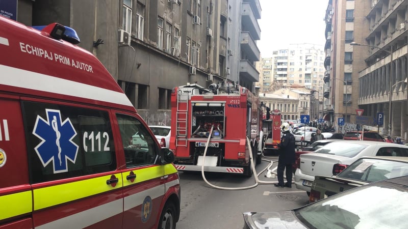 UPDATE. Incendiu violent în București! 6 mașini de pompieri abia fac față