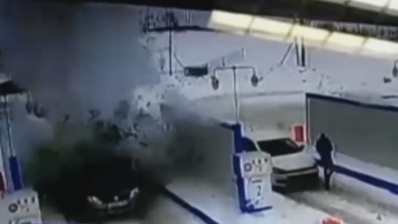 Un Logan a explodat într-o benzinărie. Imaginile au fost surprinse de camerele de supraveghere