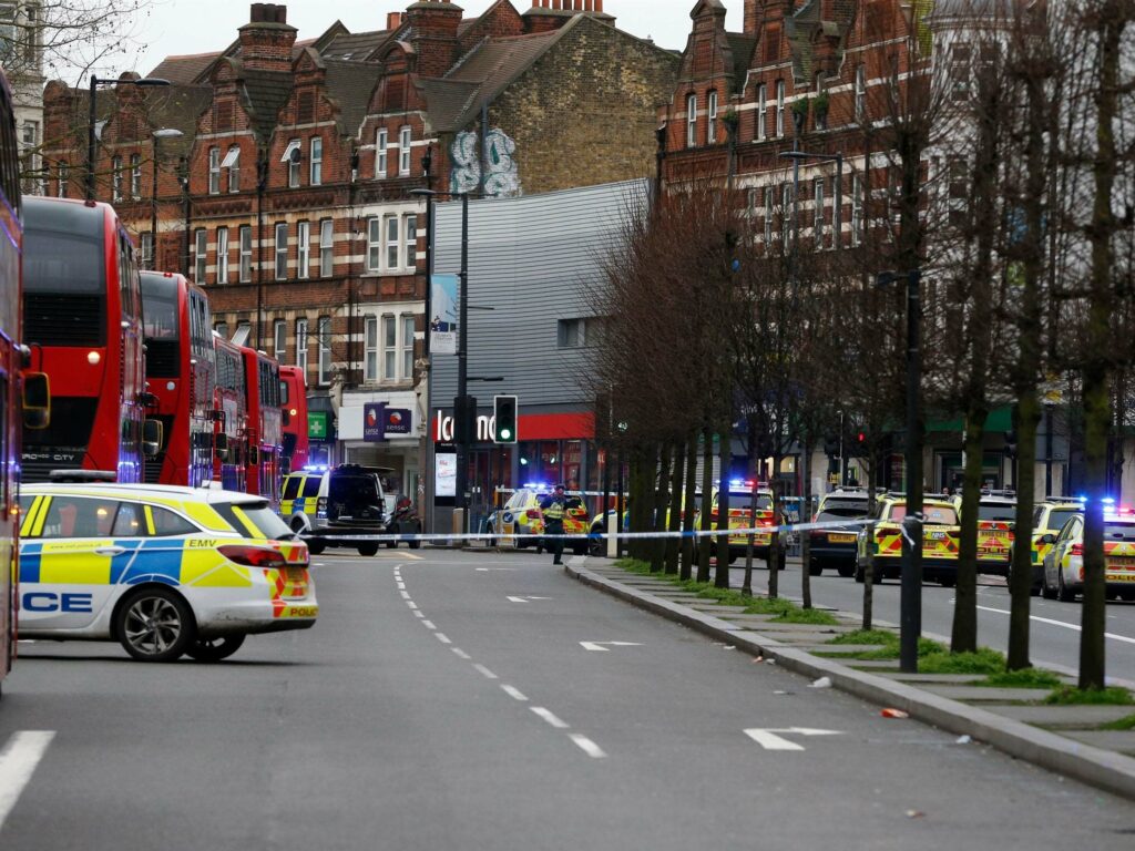 Niște români au înnebunit Londra! Alertă teroristă la metrou. Mașină aruncată în aer
