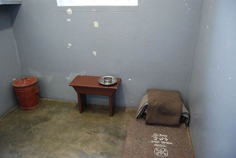 O noapte în celula lui Mandela. Profit uriaș și scandal la Robben Island