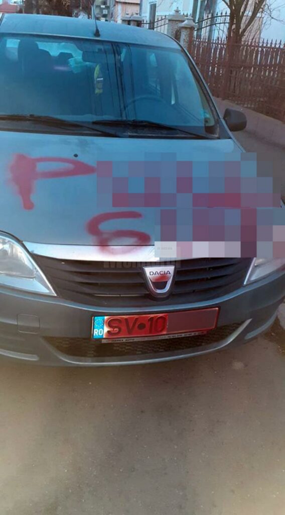 Ce au scris vandalii pe mașinile unor profesori din Rădăuți