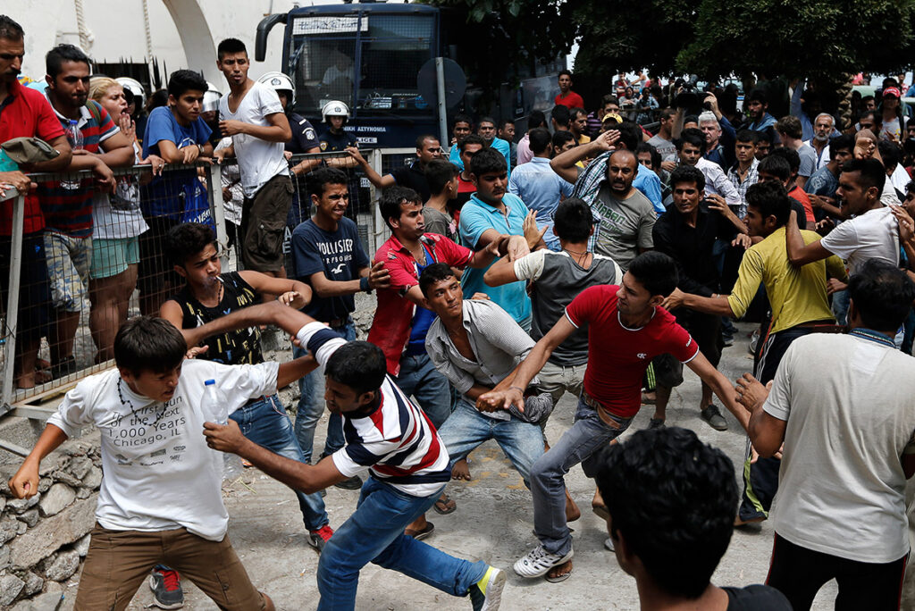 Alertă pe continent: Turcia lasă hoardele de refugiați să ia cu asalt Europa!