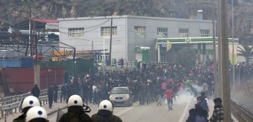 „Război” între imigranți și poliția greacă. Pe Lesbos s-a declanșat Intifada!