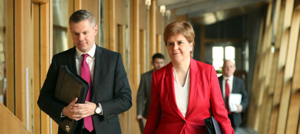 Demascat că a hărțuit un băiat, ministrul scoțian de finanțe a demisionat pe loc!