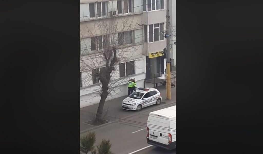 Imagini penibile la Constanța: Trei mașini și 7 polițiștii se chinuie să legitimeze un om