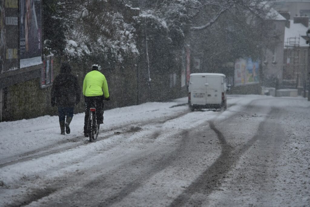 Cod galben în România. Zăpada a acoperit șoselele. Drumarii au scos utilajele. VIDEO
